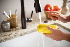 Scrub Daddy Damp Duster - Wonder Stoffer - Geel 7 Scrub Daddy Damp Duster - Wonder Stoffer - Geel -Dagelijkse Producten Winkel 1200x802 2